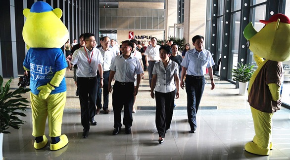 省委常委、市委书记黄莉新、副市长黄澜、市政府副秘书长杨晓阳、市商务局主要领导和分管领导,市国税局、地税局、金陵海关、南京出入境检验检疫局主要领导等一行莅临三宝科技园调研三宝科技子公司江苏跨境电子商务服务有限公司。